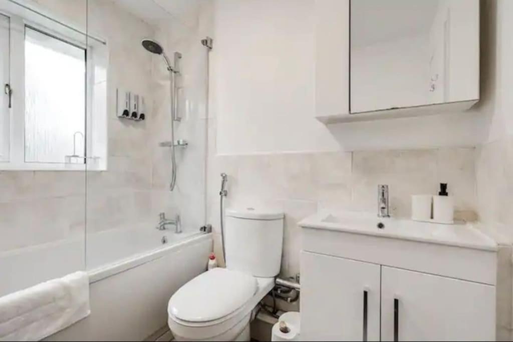New Build House Near Trafford Centre With Drive Манчестер Экстерьер фото