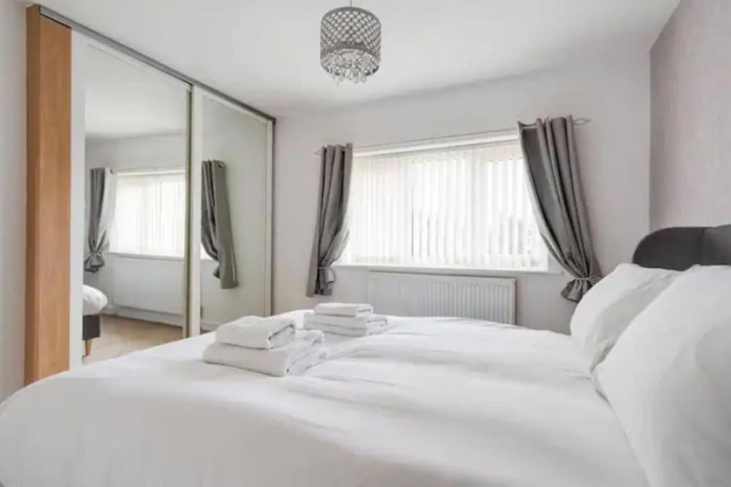 New Build House Near Trafford Centre With Drive Манчестер Экстерьер фото