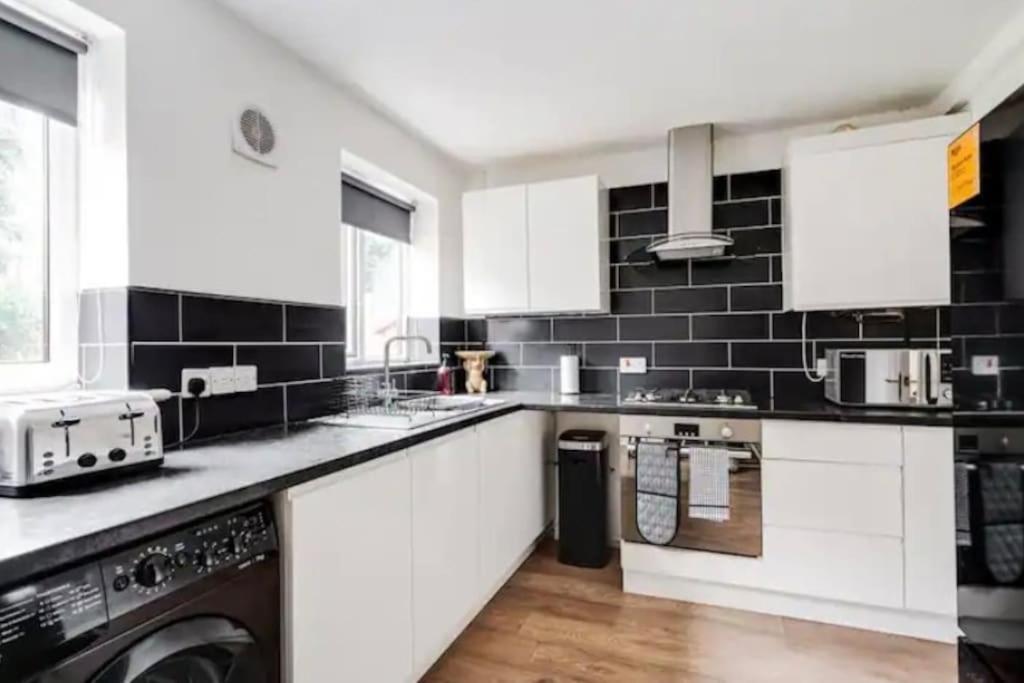 New Build House Near Trafford Centre With Drive Манчестер Экстерьер фото